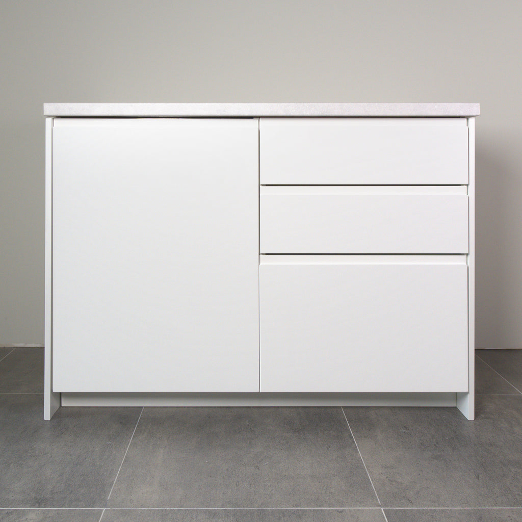 Kitchen cabinet with Milled Handle fronts in white lacquer, a door and three drawers, front view