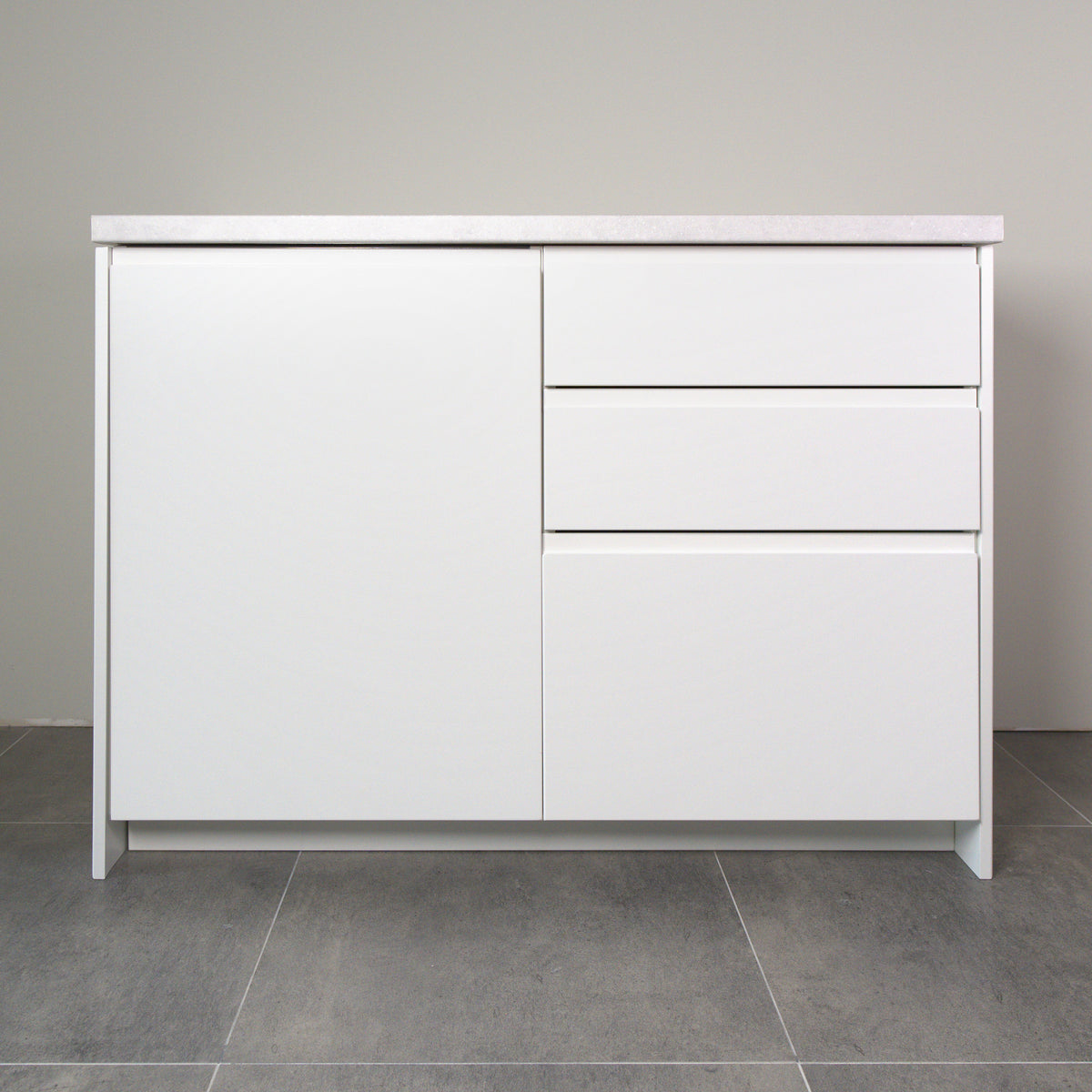 Kitchen cabinet with Milled Handle fronts in white lacquer, a door and three drawers, front view