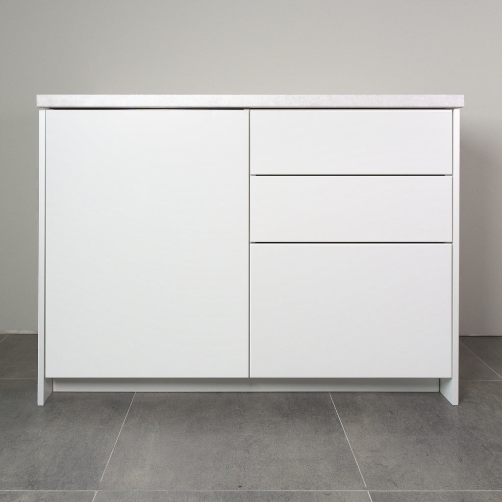 Kitchen cabinet with Smooth fronts in white lacquer, a door and three drawers, front view
