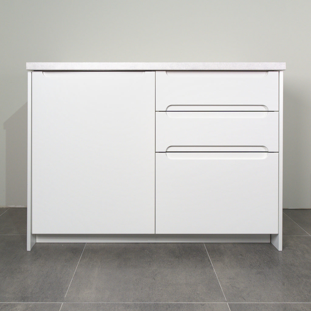 Kitchen cabinet with Grip fronts in white lacquer, a door and three drawers with handle pockets, front view