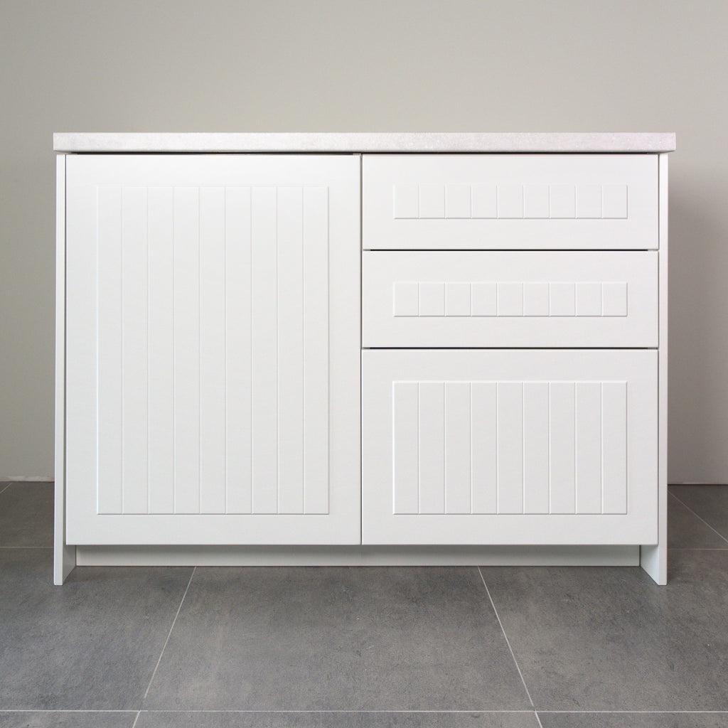 Kitchen cabinet with Hampton fronts in white lacquer, front view