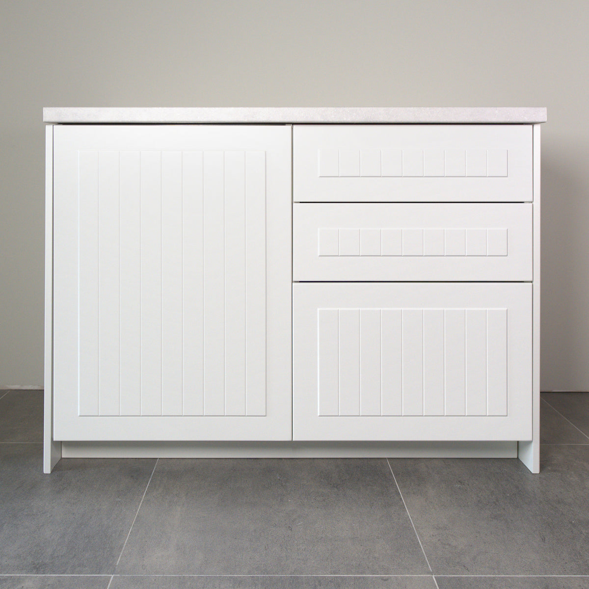 Kitchen cabinet with Hampton fronts in white lacquer, front view