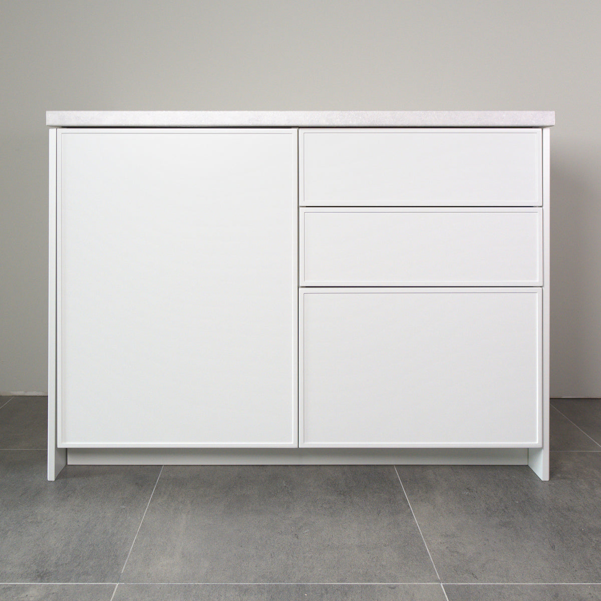 Kitchen cabinet with Linea fronts in white lacquer, a door and three drawers, front view