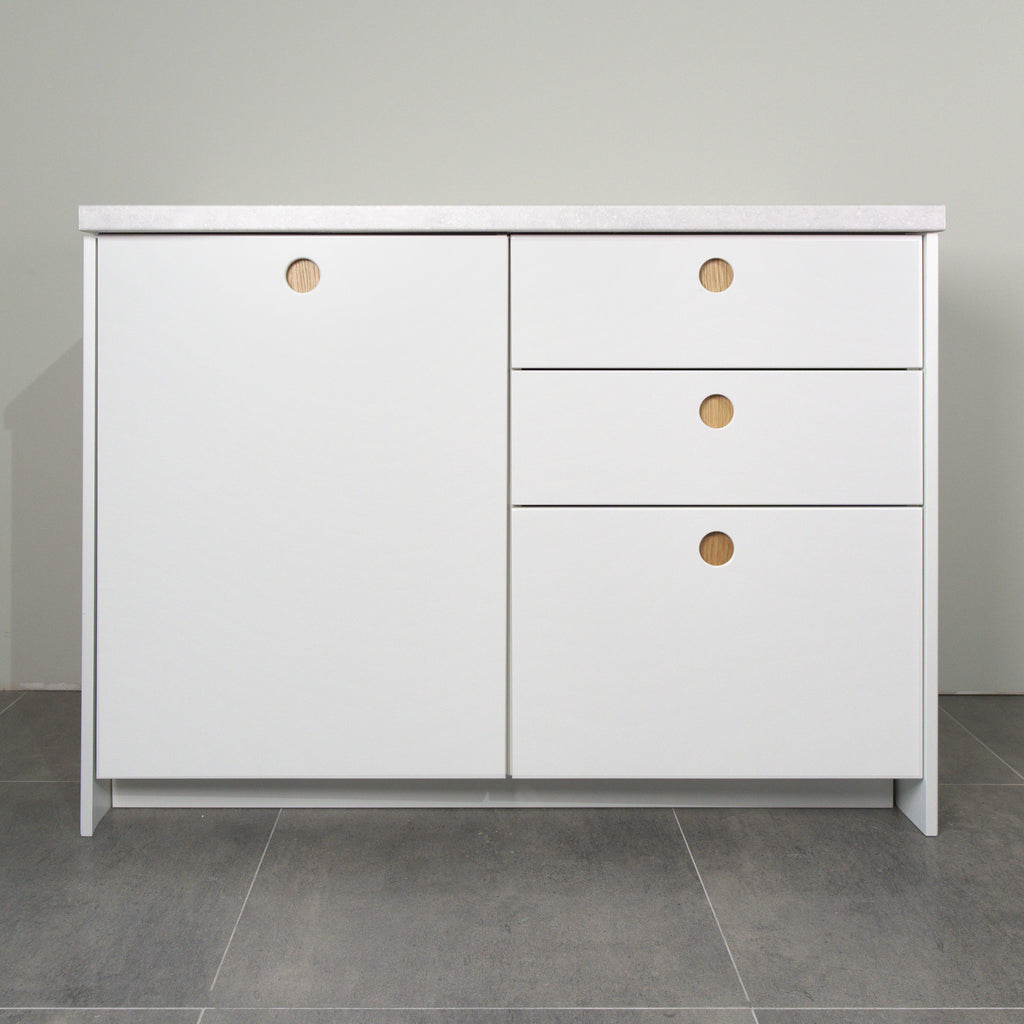 Kitchen cabinet with Round Oak fronts, white lacquer and round oak-lined handles, front view