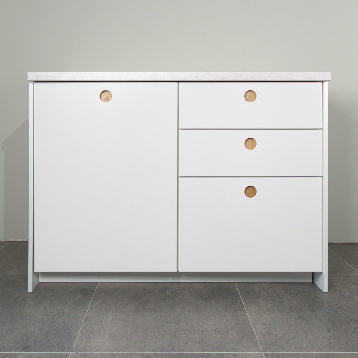 Kitchen cabinet with Round Oak fronts, white lacquer and round oak-lined handles, front view