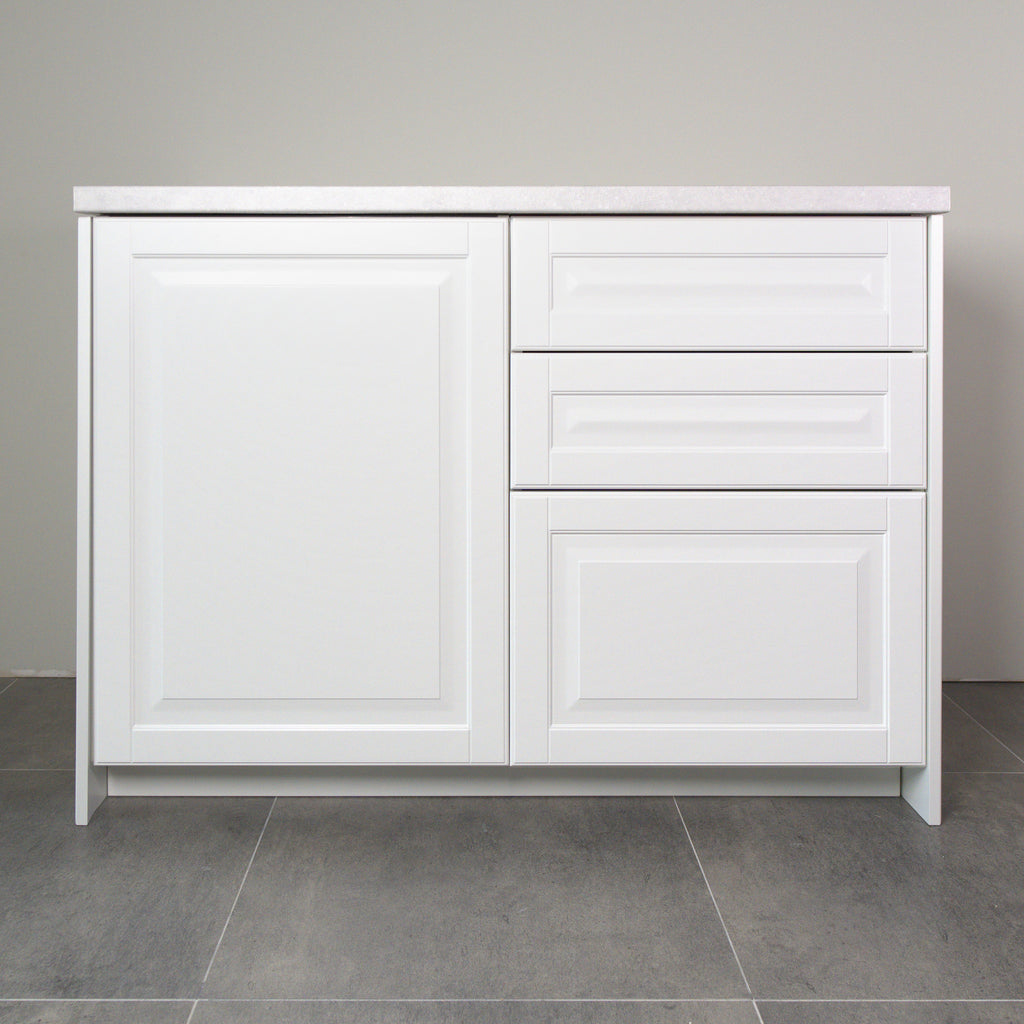 Kitchen cabinet with Vienna fronts in white lacquer, front view