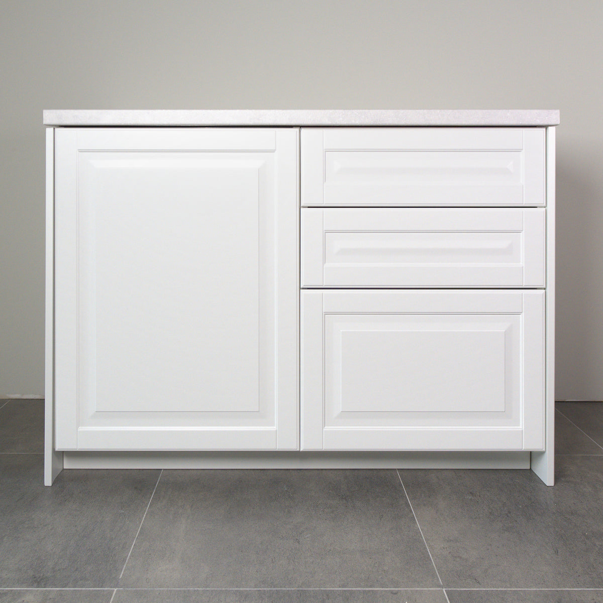 Kitchen cabinet with Vienna fronts in white lacquer, front view