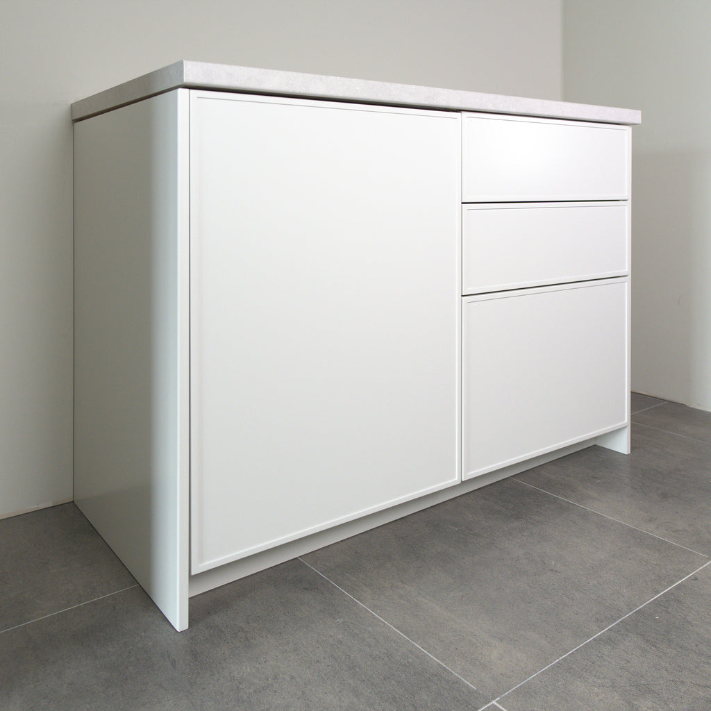 Linea fronts in white lacquer on a kitchen cabinet, angled view from the left