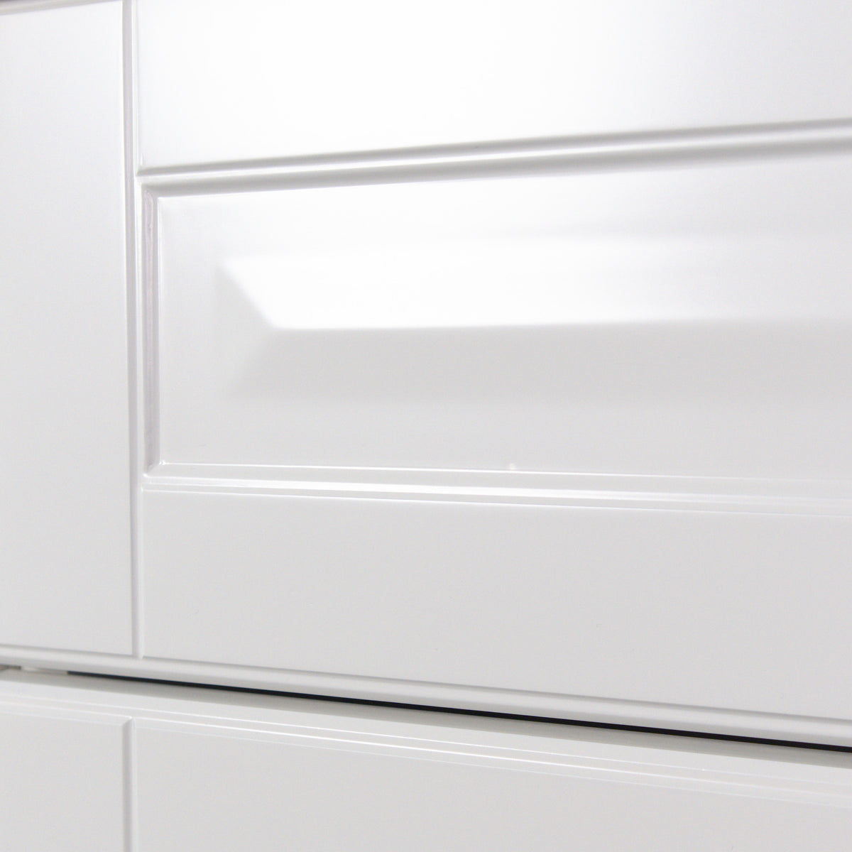 Bevelled raised panel of the Vienna front in side light, white lacquer, close-up