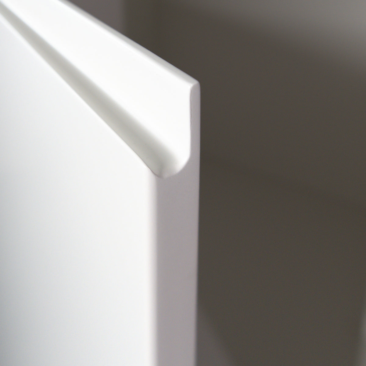 Handle undercut profile on the edge of a Milled Handle front, white lacquer close up