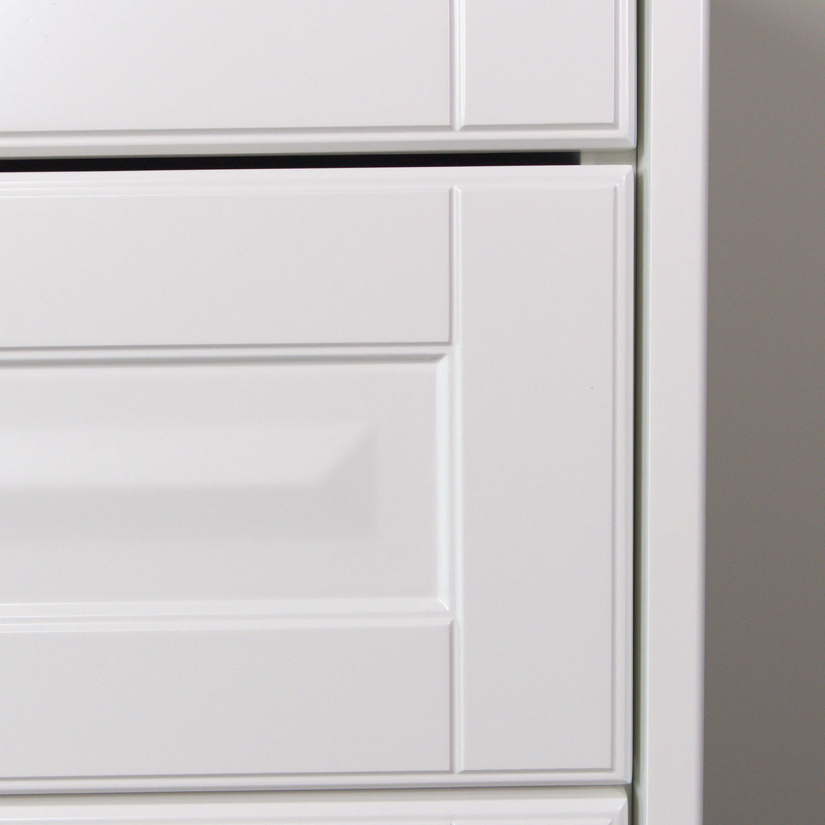 Frame profile of Vienna drawer fronts, edge and bevelled panel, white lacquer