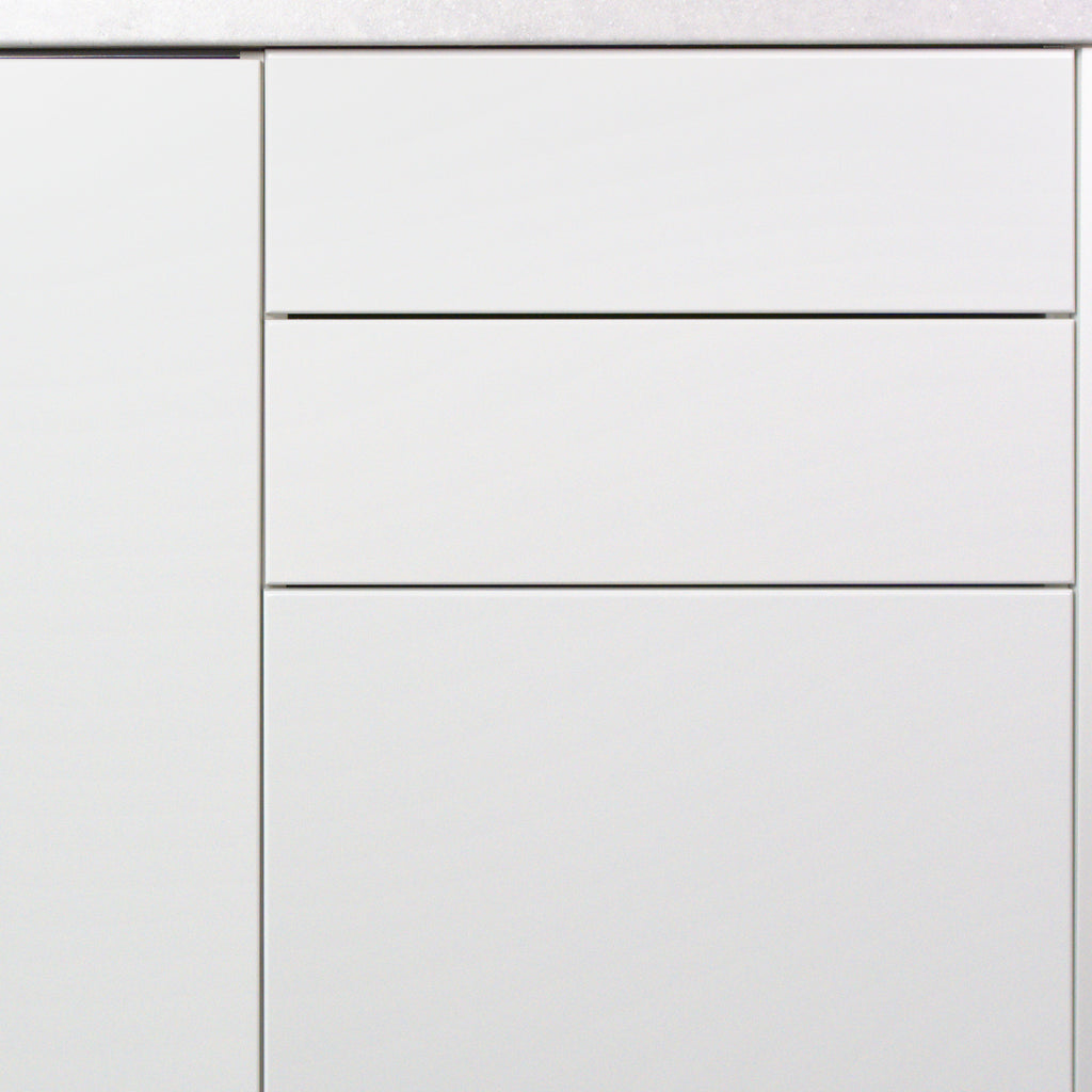 Even gaps between the drawers, Smooth fronts in white lacquer