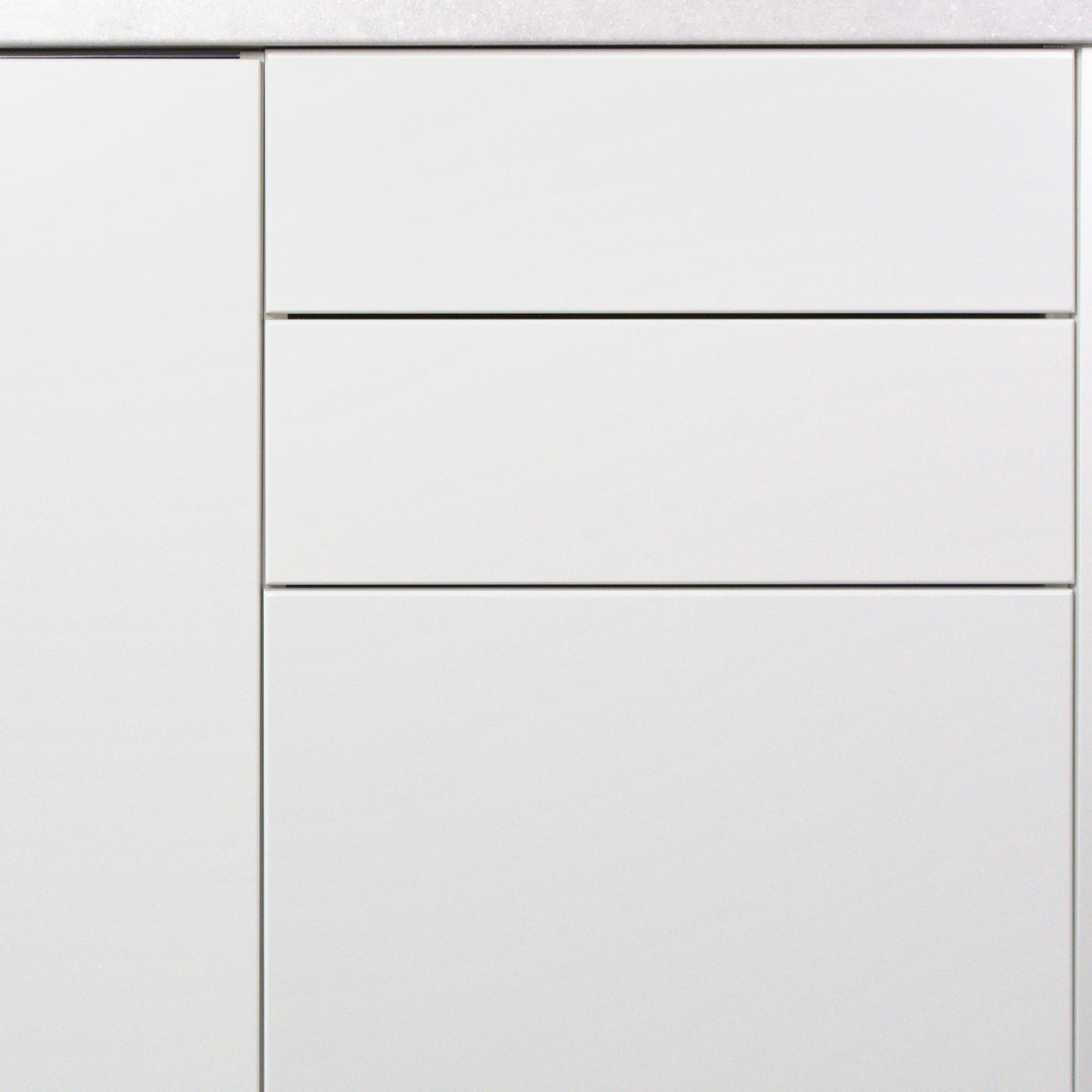 Even gaps between the drawers, Smooth fronts in white lacquer