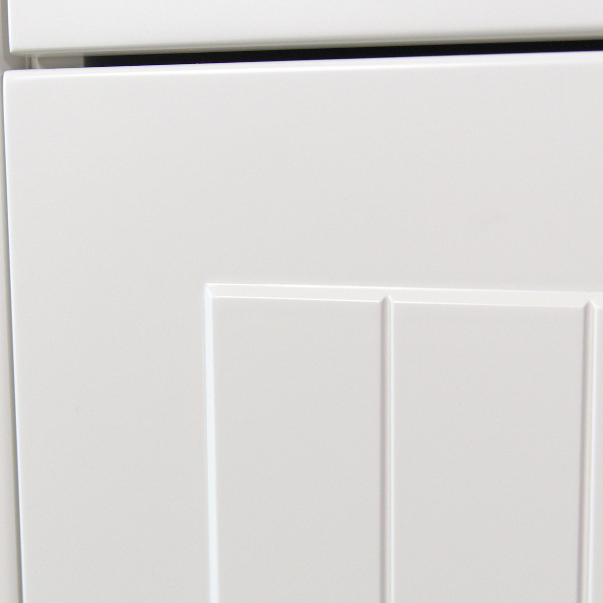 Hampton front frame profile, transition from the frame to the grooved panel, white lacquer