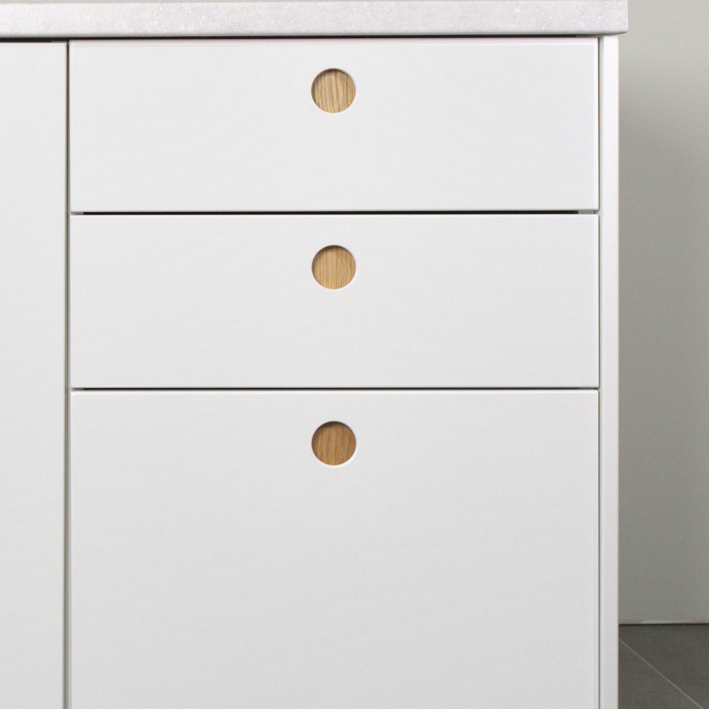 Gaps between drawers and door with Round Oak fronts, detail