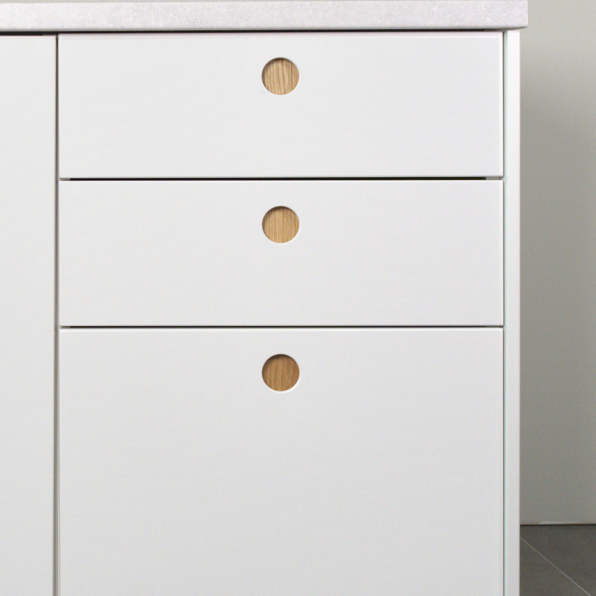 Gaps between drawers and door with Round Oak fronts, detail