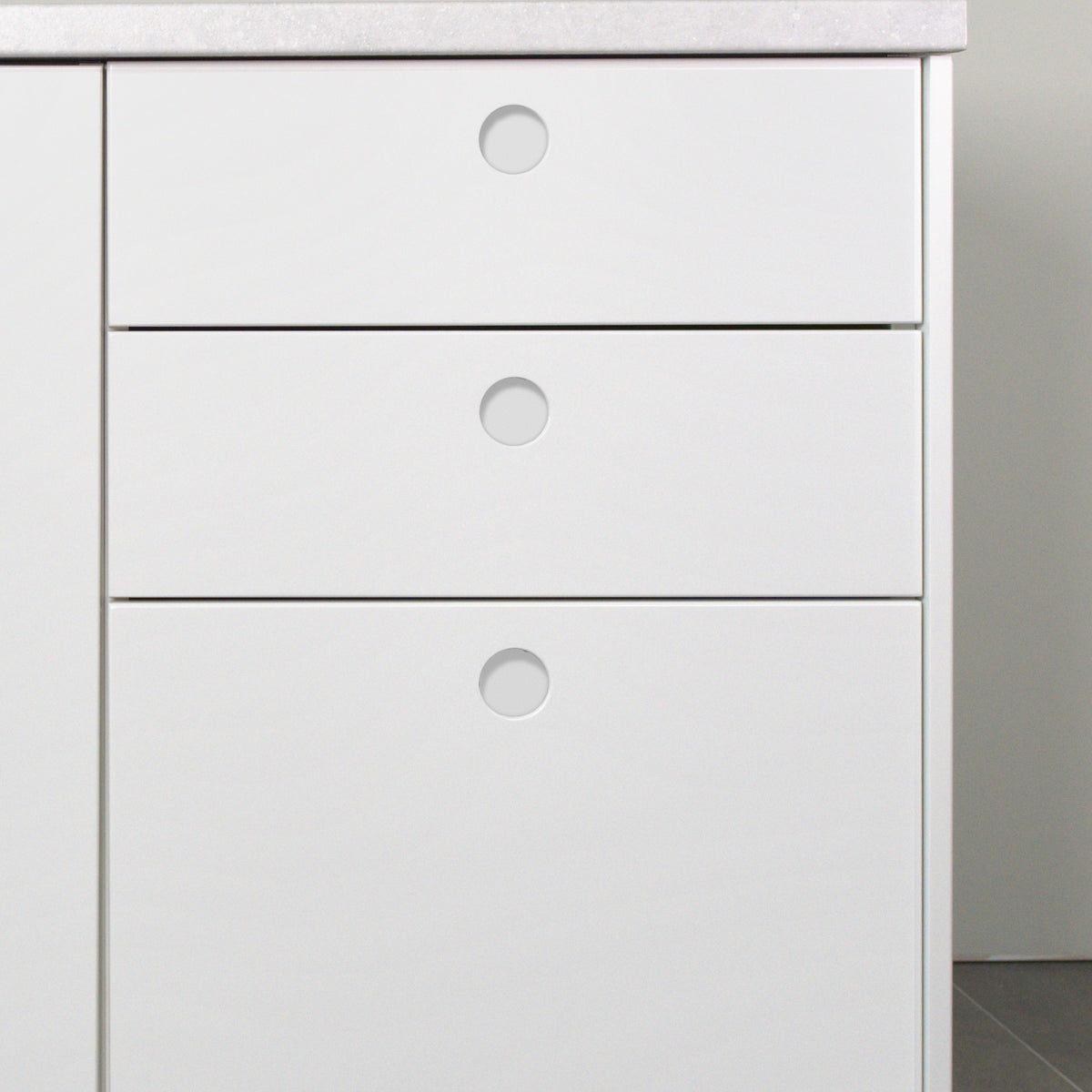 Gaps between drawers and door with Round fronts, detail
