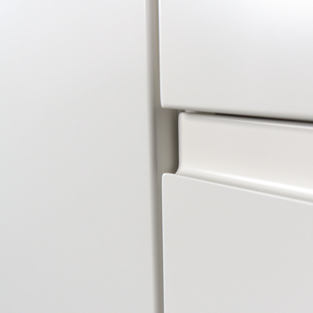 End of the handle undercut at the side edge of a drawer, Milled Handle front in white lacquer