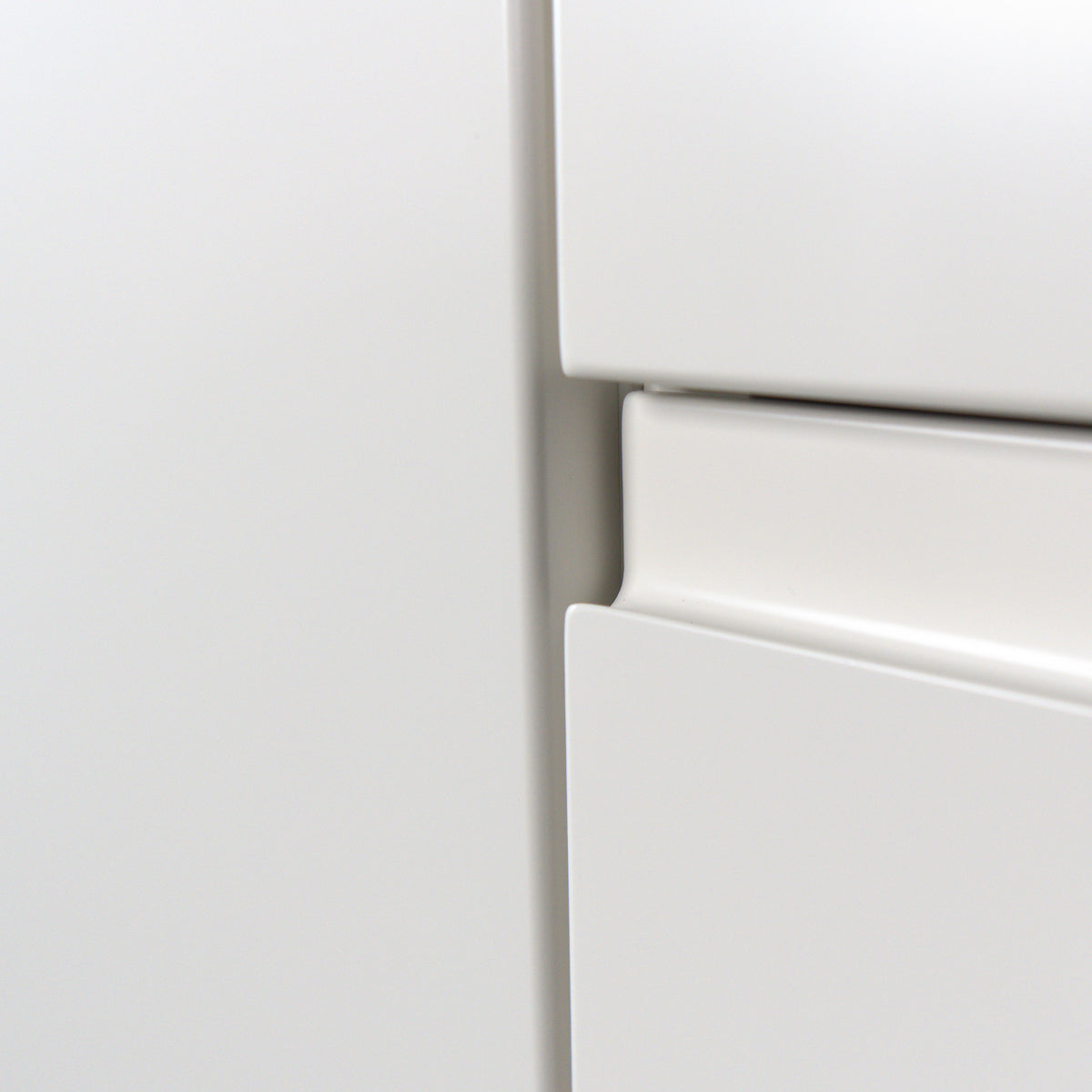 End of the handle undercut at the side edge of a drawer, Milled Handle front in white lacquer