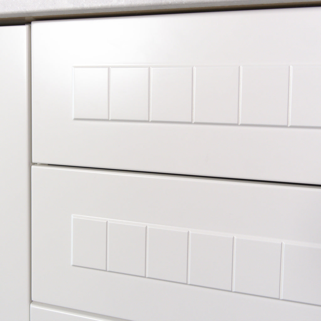 Hampton drawer fronts with short grooves on the panel, white lacquer, close-up