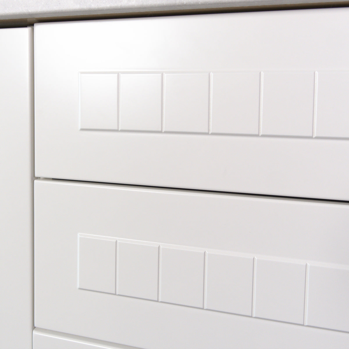 Hampton drawer fronts with short grooves on the panel, white lacquer, close-up