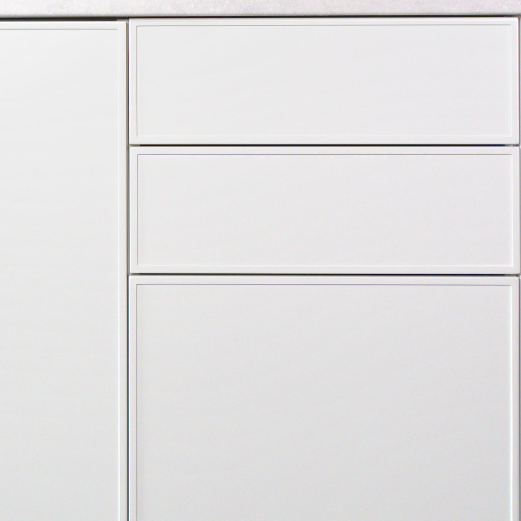Drawers and door with Linea fronts, frames along the edges and even gaps, white lacquer
