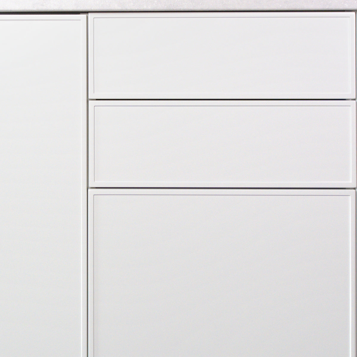 Drawers and door with Linea fronts, frames along the edges and even gaps, white lacquer