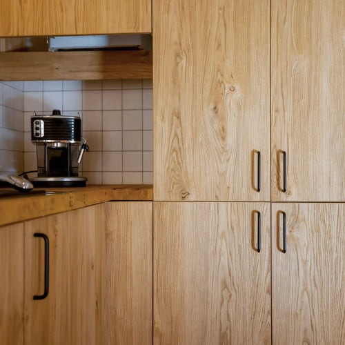 Kitchen with oak veneer fronts, vertical grain pattern, tall cabinetry