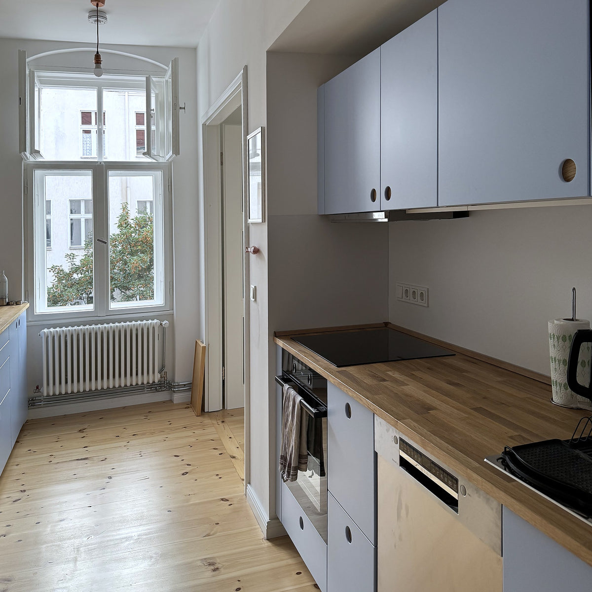 Narrow kitchen with Round Oak fronts in light blue NCS S 0530-R80B on IKEA METOD cabinets